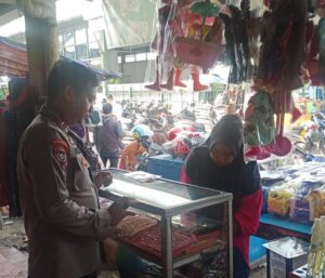 Bhabinkamtibmas Polsek Rangkasbitung Polres Lebak Temui Penjual Mainan