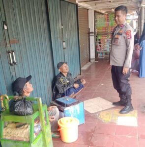 Bhabinkamtibmas Polsek Rangkasbitung Polres Lebak Sapa Pedagang Kue Keliling