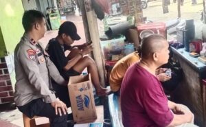 Bhabinkamtibmas Polsek Rangkasbitung Polres Lebak Berikan Pesan Kamtibmas Ke Pemuda Di Warung Kopi