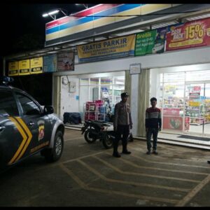 Personil Polsek Wanasalam Polres Lebak melaksanakan Patroli Dialogis ke Toko Indomaret, antisipasi tindak kriminalitas
