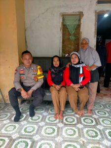 Lewat Sambang, Bhabinkamtibmas Polsek Cileles Polres Lebak Ajak Warga Wujudkan Situasi Kamtibmas Yang Aman Kondusif