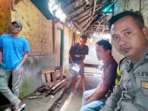 Di Desa Citorek tengah Bhabinkamtibmas Polsek Cibeber Polres Lebak Sambang Warga Ajak Jaga Kamtibmas
