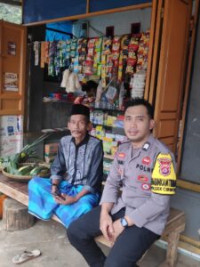 Dengan Cara Sambang, Bhabinkamtibmas Polsek Cirinten Polres Lebak Sampaikan Pesan Kamtibmas