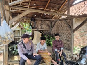 Dengan Cara Sambang, Bhabinkamtibmas Polsek Cirinten Polres Lebak Sampaikan Pesan Kamtibmas