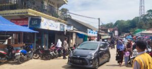 Antisipasi Kemacetan Pasar Anggota Polsek Gunungkencana Polres Lebak Melaksanakan Giat Pengaturan lalu lintas Pasar Gunungkencana