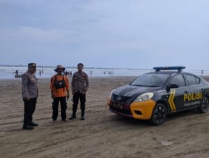 Personil Polsek Malingping Polres Lebak, Di Hari Libur Patroli Ke Wisata Pantai Bagedur