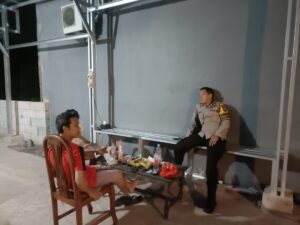 Polres Karawang, Bhabinkamtibmas dan Warga Sempatkan Ngawangkong Bersama