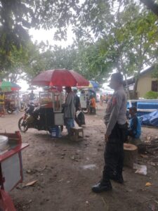 Monitoring pengunjung pantai merak !!! Personil Polsek Pulomerak lakukan door to door system