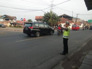 Atur lalin di pertigaan simpang puskesmas oleh Lantas Polsek Pulomerak