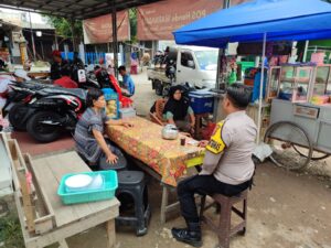 Bhabinkamtibmas Polsek Ciwandan Polres Cilegon Dialogis Dan Sambangi Pedagang