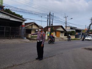 Kanit Lantas Polsek Ciwandan Polres Cilegon Berikan Pelayanan Masyarakat