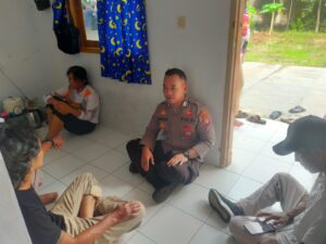 Bhabinkamtibmas Polsek Rangkasbitung Polres Lebak Temui Warga Desa Aweh
