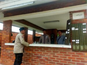 Anggota Polsek Rangkasbitung Polres Lebak Hampiri Satpam PT.Sejin Berikan Edukasi Kamtibmas