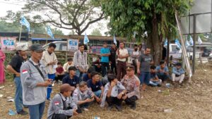 Kapolsek Rangkasbitung Polres Lebak Temui Buruh Di Lapangan Papanggo Di Acara Hari Buruh