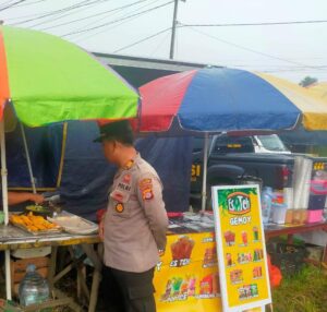 Kapolsek Rangkasbitung Polres Lebak Sapa Pedagang Gorengan Kampung Papanggo