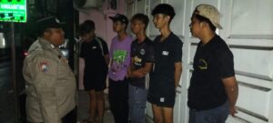 Anggota Polsek Rangkasbitung Polres Lebak Patroli Dialogis Temui Pemuda Di Jalan Patih Derus