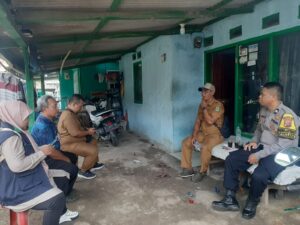 Polres Karawang, Bhabinkantibmas Polsek Cikampek Aiptu Agus Sambang Warga Cikampek Pusaka Pesan Kantibmas