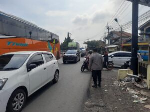 Kapolsek Jatisari Terjun Langsung Peraturan Lalu Lintas dalam Rangka Memperingati Hari Buruh Internasional (May Day)