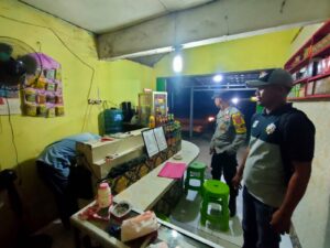 Personil Polsek Ciwandan Polres Cilegon Polda Banten Gelar Razia Warung Jamu