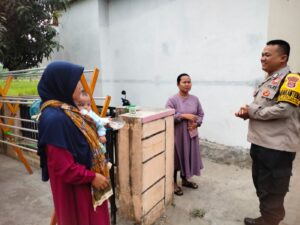 Personel Bhabinkamtibmas Polsek Bojonegara Polres Cilegon Polda Banten Rangkul Emak-emak