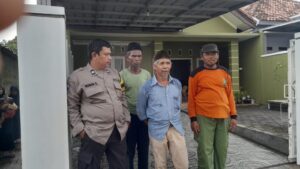 Antisipasi Genangan Air,Bhabinkamtibmas Monitoring Pasca Hujan Deras di Lingkungan Binaanya