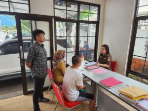 Polres Serang melimpahkan 2 tersangka berikut barang bukti perkara dugaan penipuan dan penggelapan ke penyidik Kejaksaan Negeri (Kejari) Serang