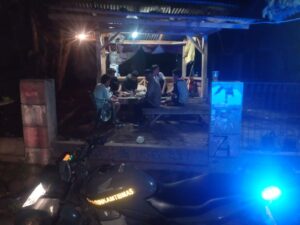 Personel Polsek Tegalwaru Ingatkan Jaga Kondusifitas Saat Sambang Warga di Pos ronda Ciakar Cintawargi