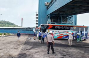 Personil Polsek KSKP Banten Polres Cilegon Polda Banten Bincang bersama Pekerja/Buruh di Pelabuhan