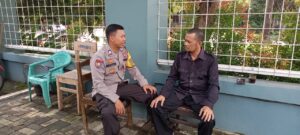 Personil Bhabinkamtibmas Sambang Dialogis dengan keamanan Sekolah SMA Negeri 2 KS