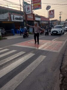 Atur lalin di depan SMP 3 Cilegon oleh Lantas Polsek Pulomerak