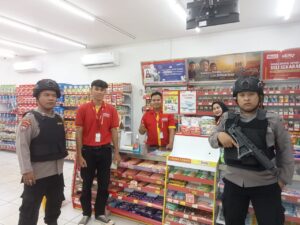 Personil Polsek Wanasalam Polres Lebak melaksanakan Patroli Dialogis ke Toko Waralaba Alfamart, antisipasi tindak kriminalitas