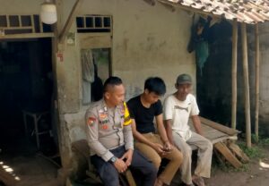 Lewat Sambang, Bhabinkamtibmas Polsek Cileles Polres Lebak Ajak Warga Wujudkan Situasi Kamtibmas Yang Aman Kondusif