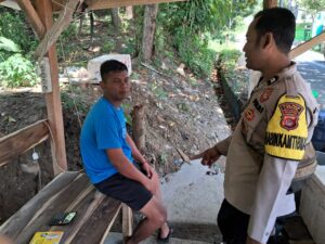 Selalu Hadir Di Lingkungan Masyarakat Bhabinmas Polsek Cilograng Polres Lebak Sambang Warga di Desa Cibareno