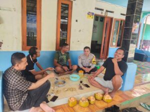 Rutinitas Bhabinkamtibmas Polsek warunggunung sambang di desa Binaan ciptakan situasi Kamtibmas yang aman dan kondusif