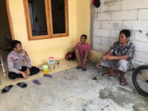 Kegiatan rutin Brigpol Arid Bhabinkamtibmas Polsek warunggunung melaksanakan sambang silaturahmi ke desa binaanya di desa cempaka
