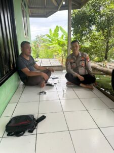 Kanit Binmas Polsek Cilograng Bripka Agus Hendriyana S.H melaksanakan giat sambang dan silaturhmi membangun sinergitas bersama Kepala Pemuda Kp.Dayasari Desa Lebaktipar Kec.Cilograng Kab.Lebak