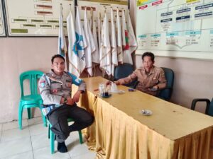 Anggota Polsek Wanasalam Polres Lebak Sampaikan Pesan Kamtibmas Lewat Silaturahmi