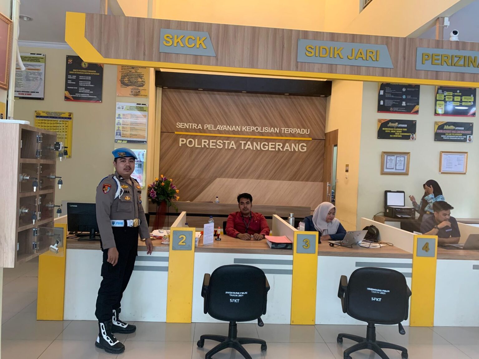 Petugas melayani pemohon SKCK