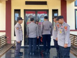 Anggota Polsek Gunungkencana Polres Lebak, Ka Jaga Lama Dan Ka Jaga Baru Melaksanakan Apel Serah Terima Piket Jaga Mako