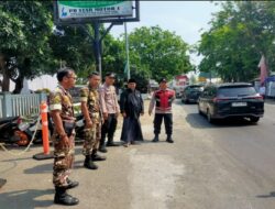 Polsek Rengasdengklok Giat Pengamanan Dan Gatur Lalu lintas, Didepan Masjid Besar Rengasdengklok