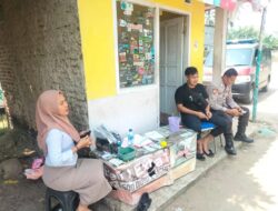 Bhabinkamtibmas Polsek Cinangka Polres Cilegon Dialogis Dengan Warga Saat Pelaksanaan Sambang