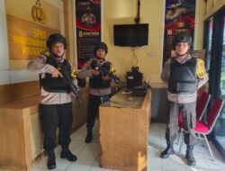 Terus Perkuat keamanan Mako, Personil Piket Polsek Cibeber Polres Cilegon laksanakan Sispam Mako dalam bertugas