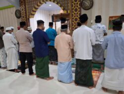 Kegiatan Personel Piket Polsek Cibeber Polres Cilegon melaksanakan Subuh Keliling