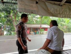 Anggota Bhabinkamtibmas Polsek Cilograng Briptu Nika kurnia ngopi bareng bersama para tokoh masyarakat Ds girimukti Kec.Cilograng Kab.Lebak