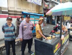 Anggota Polsek Rangkasbitung Polres Lebak Patroli Dialogis Sapa Pedagang Gorengan