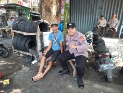 Anggota Polsek Rangkasbitung Polres Lebak Patroli Dialogis Temui Pemilik Tambal Ban