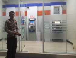 Anggota Polsek Malingping Polres Lebak Sambangi Mesin ATM Saat Patroli Cegah Pembobolan
