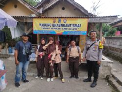 Bhabinkamtibmas Polsek Balaraja Polresta Tangerang Aipda Kodir memberikaan himbauan dan pesan-pesan kamtibmas kepada warga Warung Bhabinkamtibmas, tentang pilkada aman, damai dan sejuk
