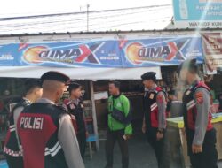 Anggota Sat Samapta Polres Karawang Polda Jabar sambangi Tukang Ojek Pangkalan pada Siang hari melalui Patroli Perintis
