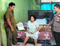 Bhabinkamtibmas Desa Purwadana Jenguk Warganya yang Sedang Sakit
